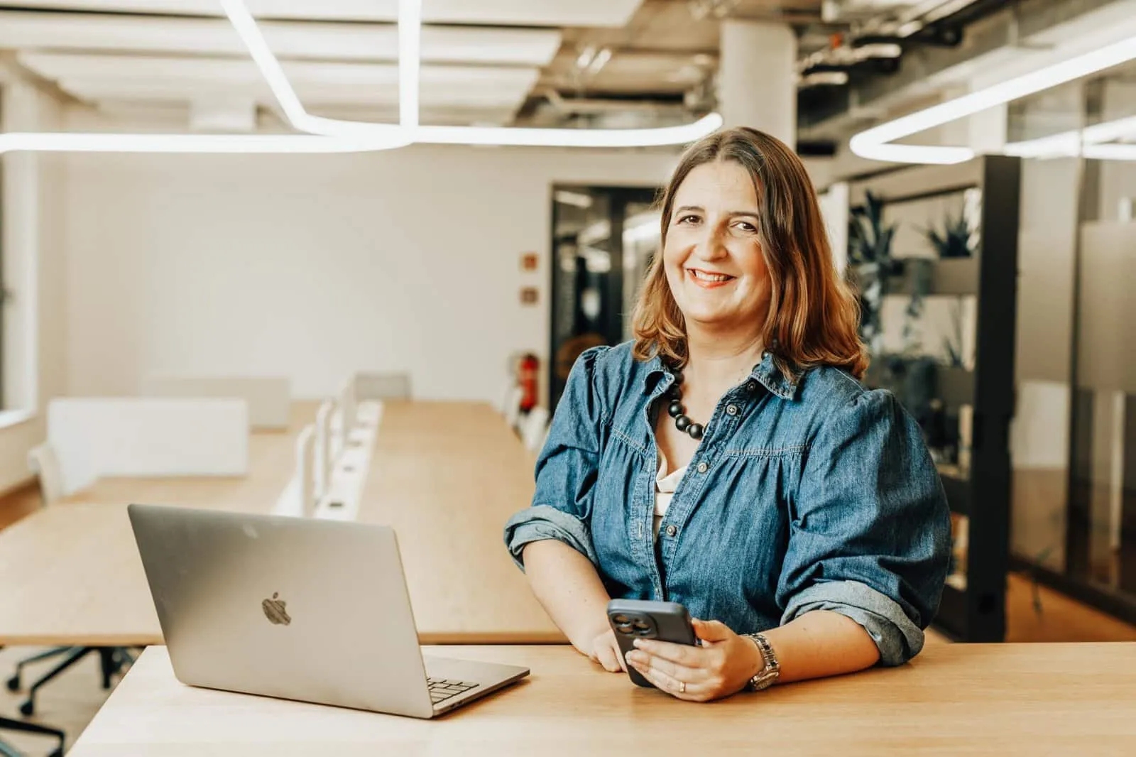Bilder, Bildrechte und Presse 6 Birgit Heindel am Laptop im Büro