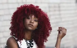 photos d'une jeunne femme aux cheveux rouges et afro