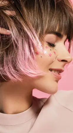 Visage femme paillettes étoiles et cheveux roses