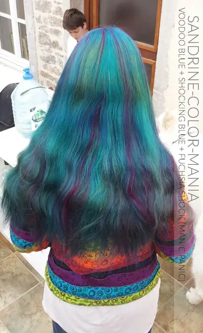 Merci Sandrine ! Longueurs : Voodoo Blue, Racines : Shocking Blue, Mèches : Fuchsia Shock (Manic Panic)