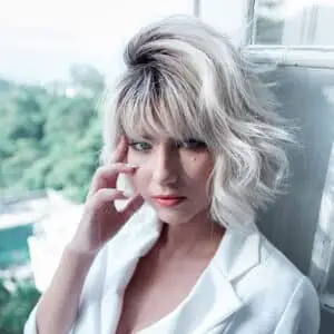 jeune femme aux cheveux colorés en blanc