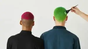 Photographie de 2 hommes aux cheveux colorés
