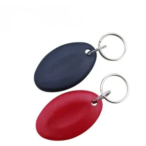 RFID кілті FOB көшірмесі (1) Өнім жиынтығы, ол екі сопақша пішінді кілтті қамтиды-бір қара және бір қызыл, әрқайсысы RFID тегтерімен жабдықталған және күміс кілт сақинасына бекітілген, кәдімгі ақ фонмен көрсетіледі.