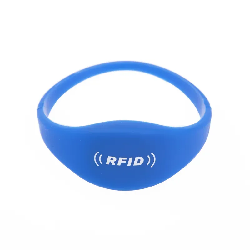 Blauwe RFID Tag-armband fersierd mei in wyt RFID-logo en sinjaal-ikoan oan 'e foarkant, set tsjin in wite eftergrûn. Dizze elegante accessoire yntegreart naadloos ûnder oare RFID Tag Armbanden, Boppe-styl as feiligens oanbiede.