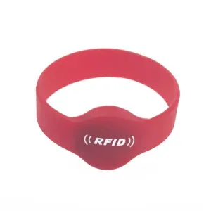 A RFID Vicis Wristband in rubrum est showcased, boasting a central tag adorned with the text "RFID" et duae lineae curvae significantes wireless connectivity.