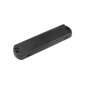 In UHF-chip makke fan swart plestik, mei in rjochthoekige foarm en twa montearende gatten oan elk ein.