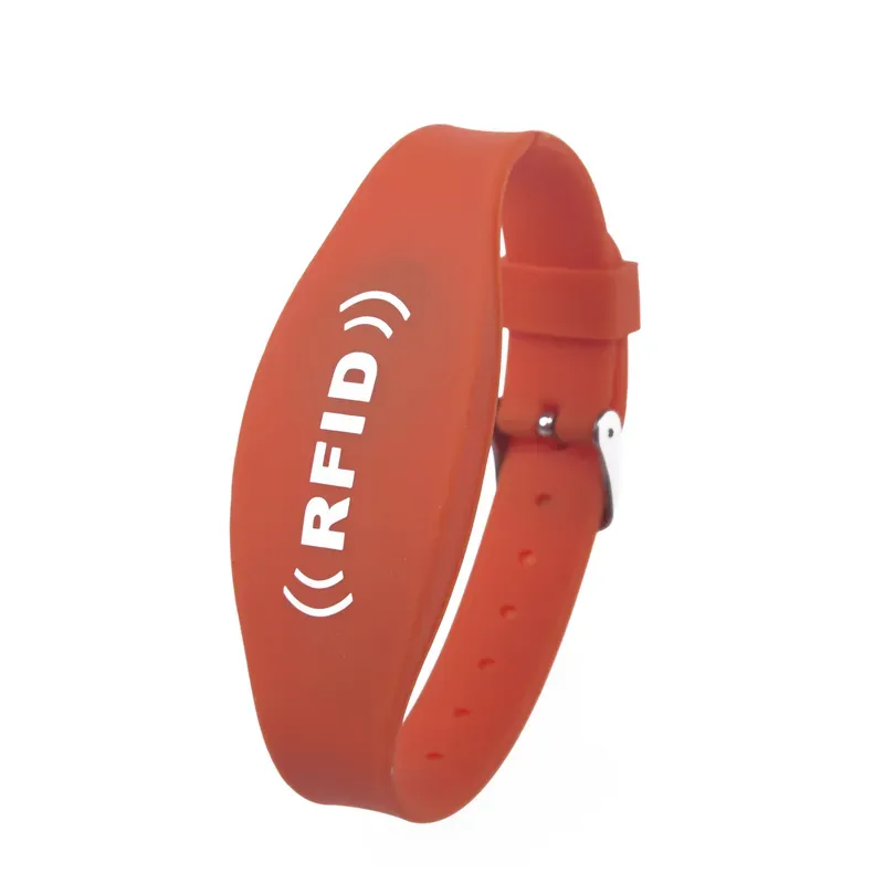 depictio producti: A UHF RFID an orange color featuring Wristband, adjustable lorum, ac metallum fibula. The letters "RFID" typis sunt in albo super superficiem.