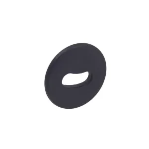 Produto: RFID lavable - Un disco negro circular cun recorte ovalado fóra do centro, Deseñado con tecnoloxía RFID lavable para mellorar a durabilidade.