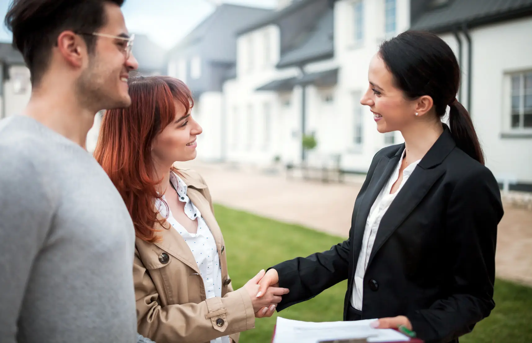 lee-buy-illu3 GuestLee agent greets couple outside luxury Swiss rental homes in Montreux, discussing exclusive property options. | GuestLee luxury rental Switzerland