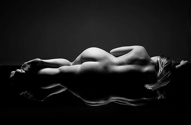 nudes_3_example_6c Top Light black and white