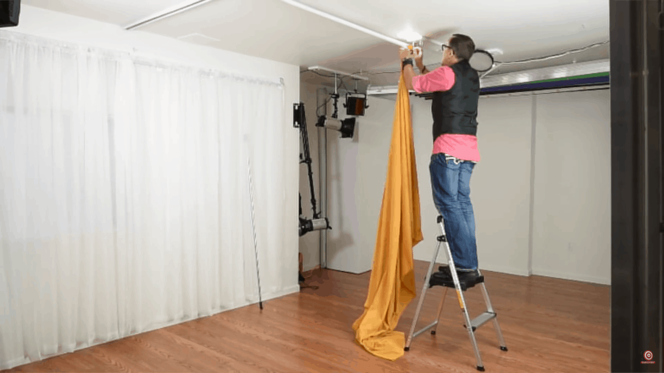Hanging velour step one: clip to stand