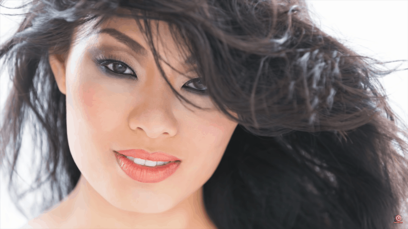 portrait with beauty lighting setup with model with messy hair in front of white background