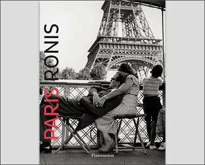 The cover of Paris Ponis, featuring a photo by Willy Ronis capturing two people sitting on a bench in front of the Eiffel Tower.
