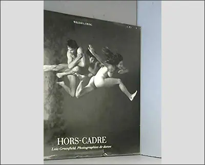 The cover of "Hors-Cadre: Lois Greenfield Photographier la danse" brilliantly captures motion with dancers suspended in mid-air against a grayscale background, showcasing Greenfield's mastery in dance photography.