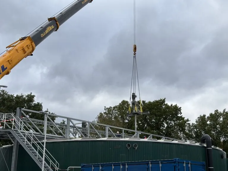 A Jongia type LB agitator hangs from a mobile crane above the bridge on the sludge mixing tank at WWTP Venlo.