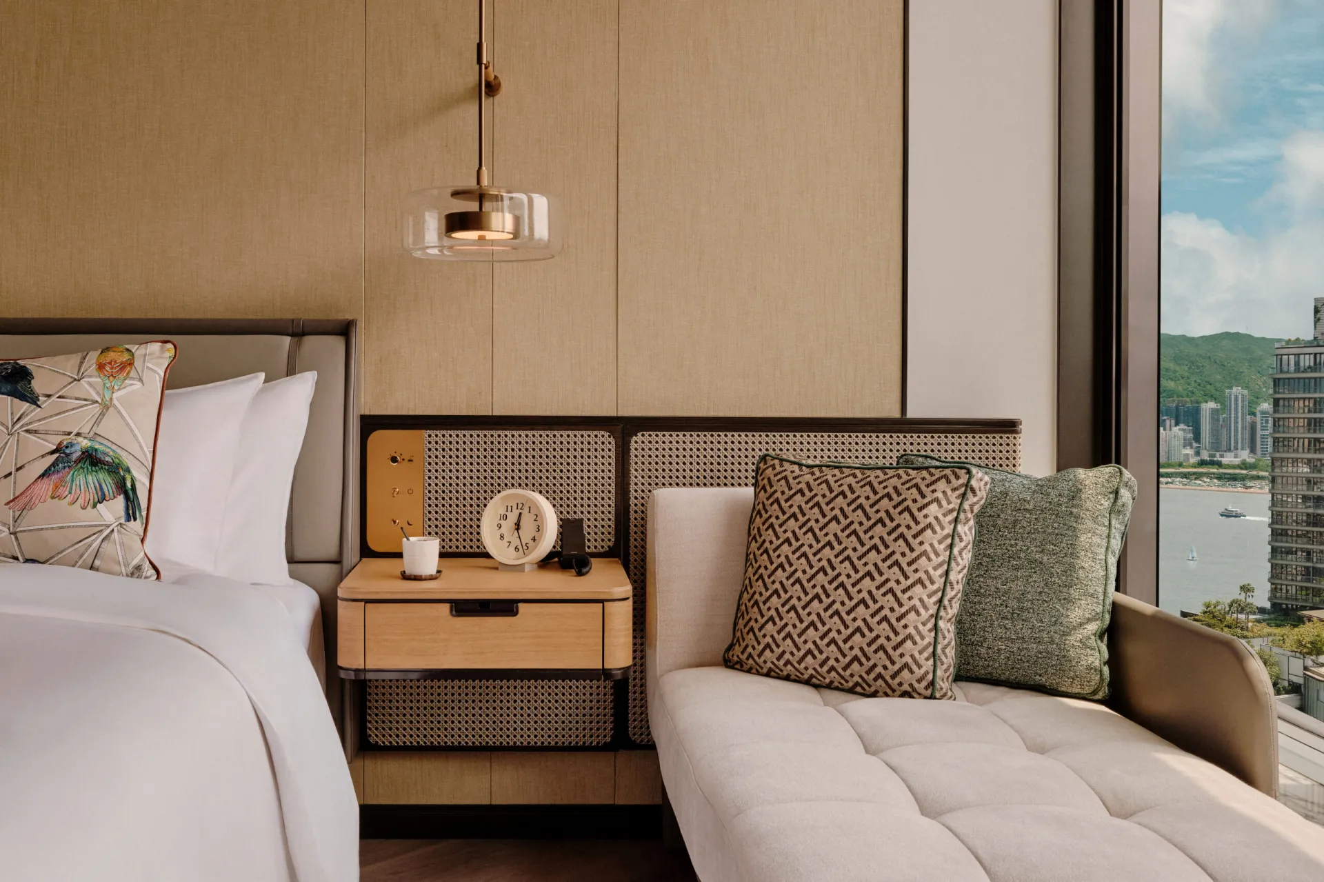 Rooms & Suites 18 ROB161~1