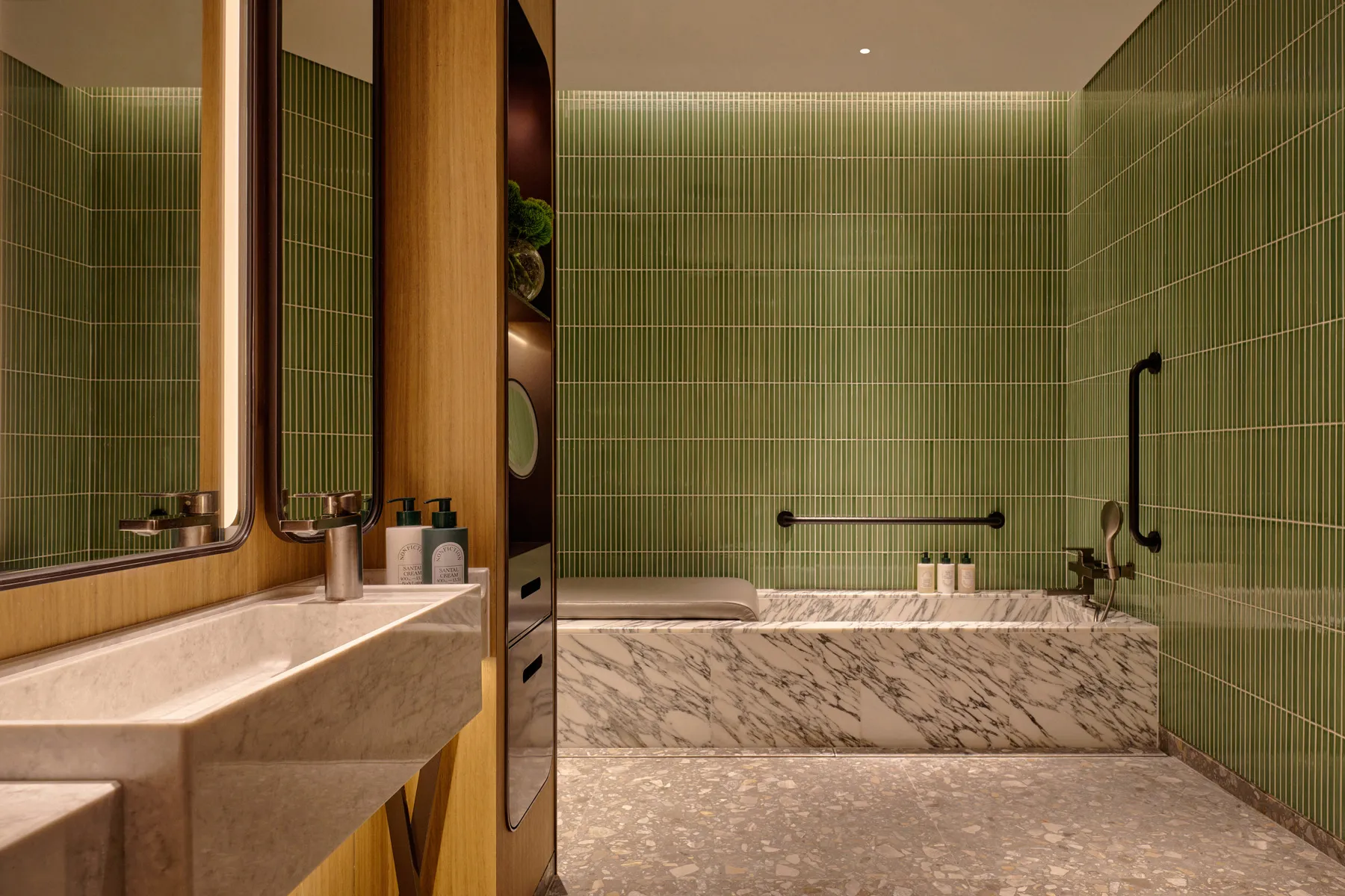 Rooms & Suites 8 Room - Accessible Washroom