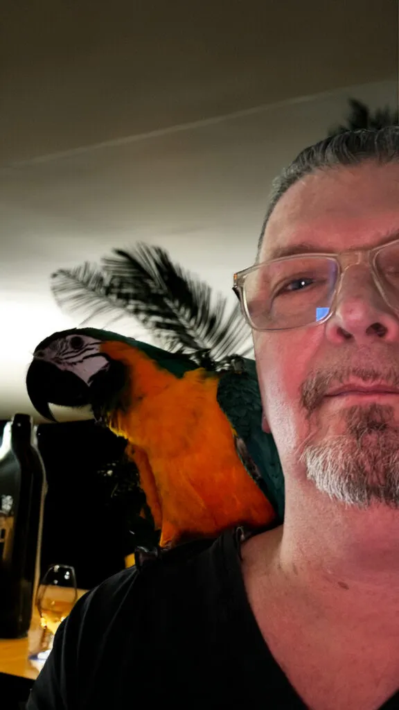 Fred Ericksen, magicien close-up avec son perroquet RIO lors d’une animation mariage