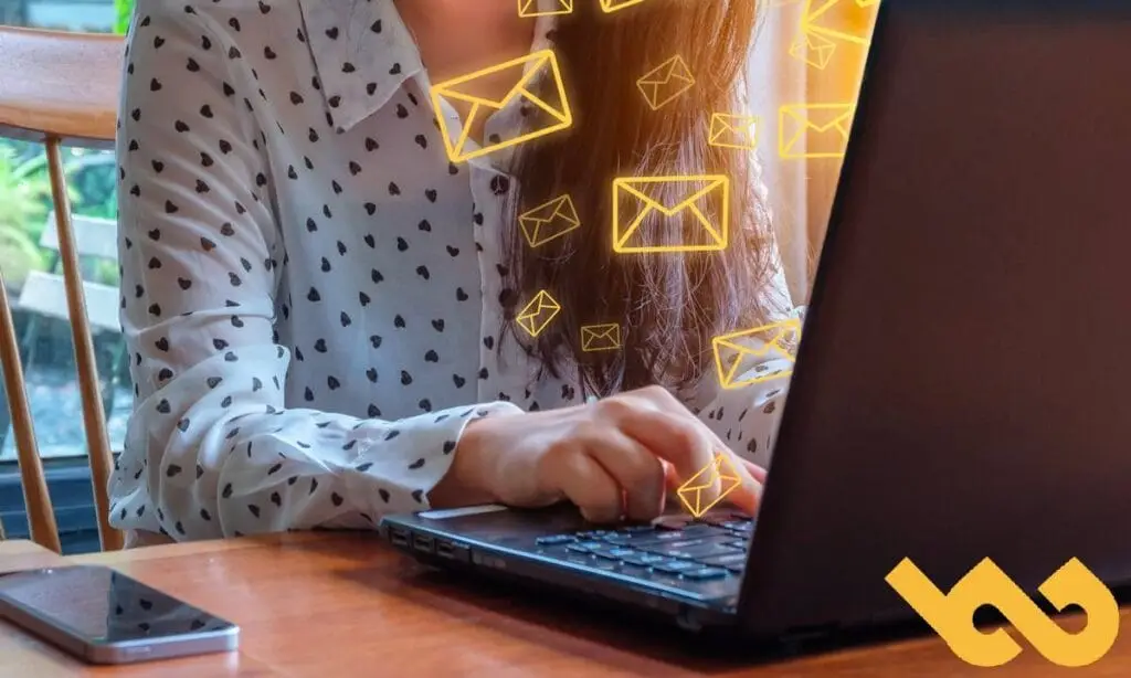 Een marketeer bouwt een workflow voor zijn e-mailmarketingbedrijf
