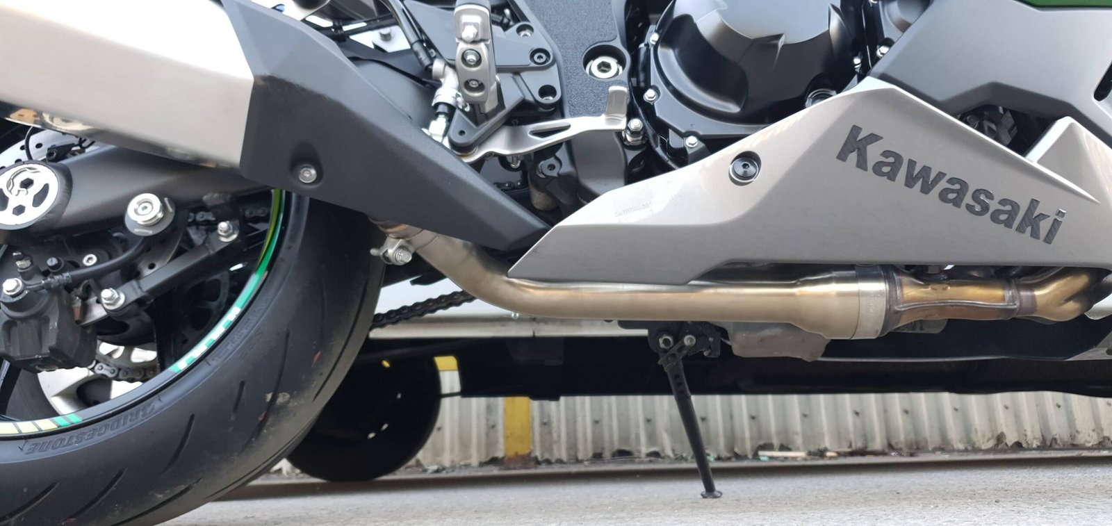 Kawasaki Ninja 1000sx, Stainless De-cat exhaust pipe & clamp kawasaki ninja 1000sx de-cat exhaust close-up