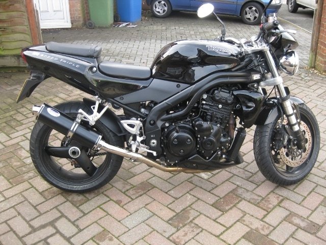 Triumph Speed Triple 955i Performance motorbike exhausts by Quill Performance Exhausts uk (1) Triumph Speed Triple 955i 2000 - 2004 speed triple 955i side view