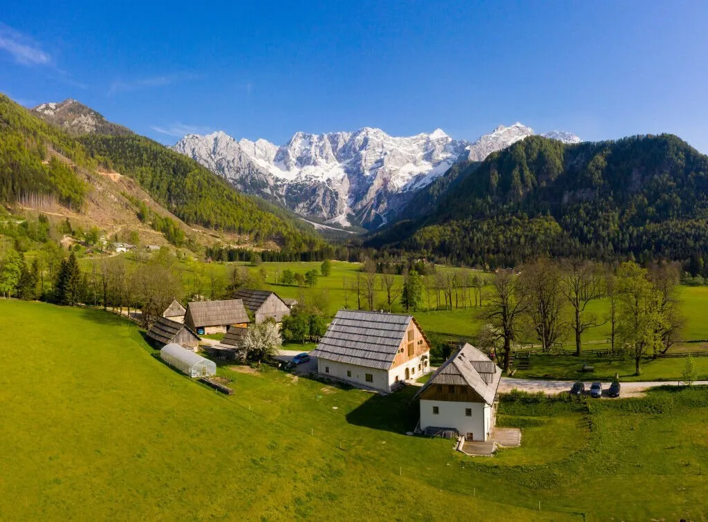 uitzicht op Camp Šenkova Domačija in Zgornje Jezersko in Noord Slovenië aan de grens met Oostenrijk