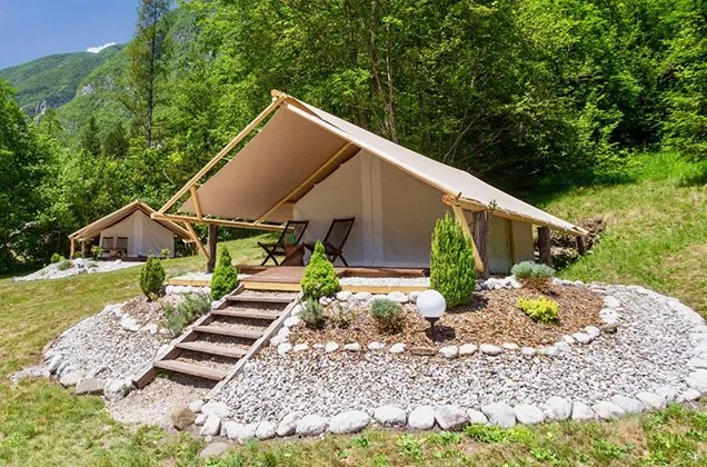 Glamping tent Adrenaline Check Camping in de Soča vallei van het Triglav Nationaal Park in Slovenië