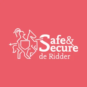 Witte lijntekening van een ridder met schild en zwaard naast de tekst Safe & Secure de Ridder op een koraalroze achtergrond.