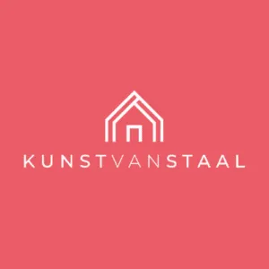 Logo met een minimalistische witte lijntekening van een huis boven de tekst KUNSTVANSTAAL in hoofdletters tegen een effen koraalkleurige achtergrond.