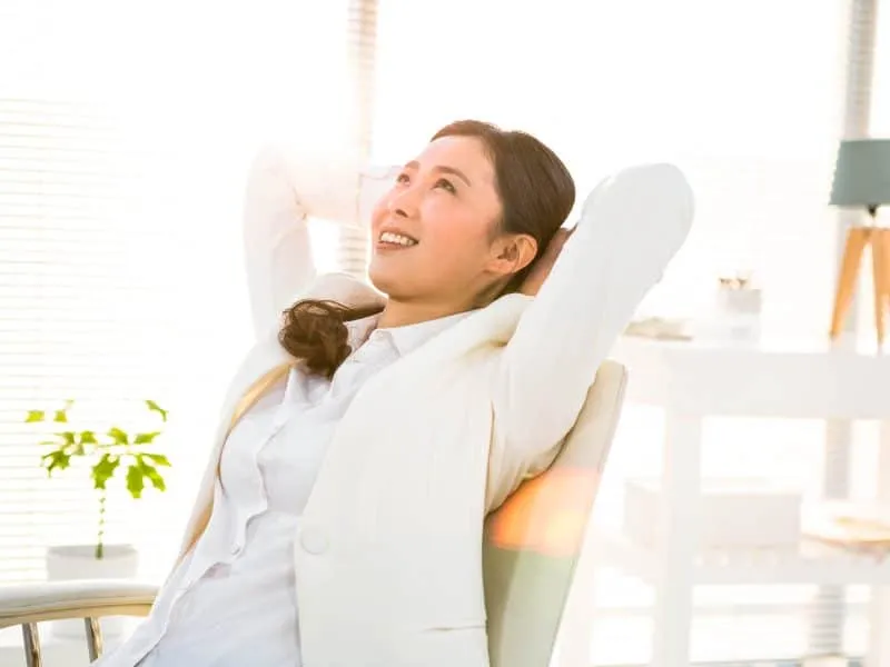 Smiling businesswoman relaxing herself at the desk