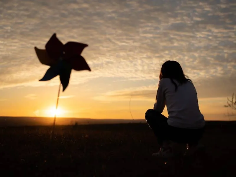 Silhouette of girl sitting alone, concept of lonely, sad, alone and scared. High quality photo