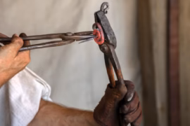 Faire appel à un atelier de ferronnerie dans les Alpes-Maritimes : ce qui sépare le sur-mesure du standard