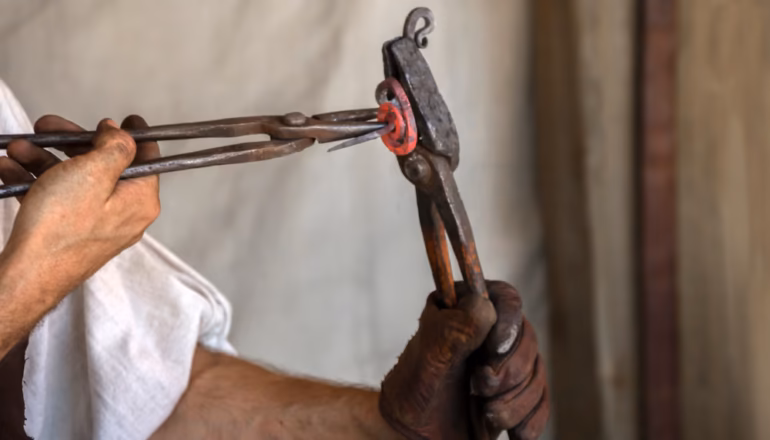 Faire appel à un atelier de ferronnerie dans les Alpes-Maritimes : ce qui sépare le sur-mesure du standard