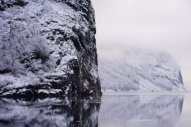 La neige, la glace et la blancheur éternelle de la Norvège