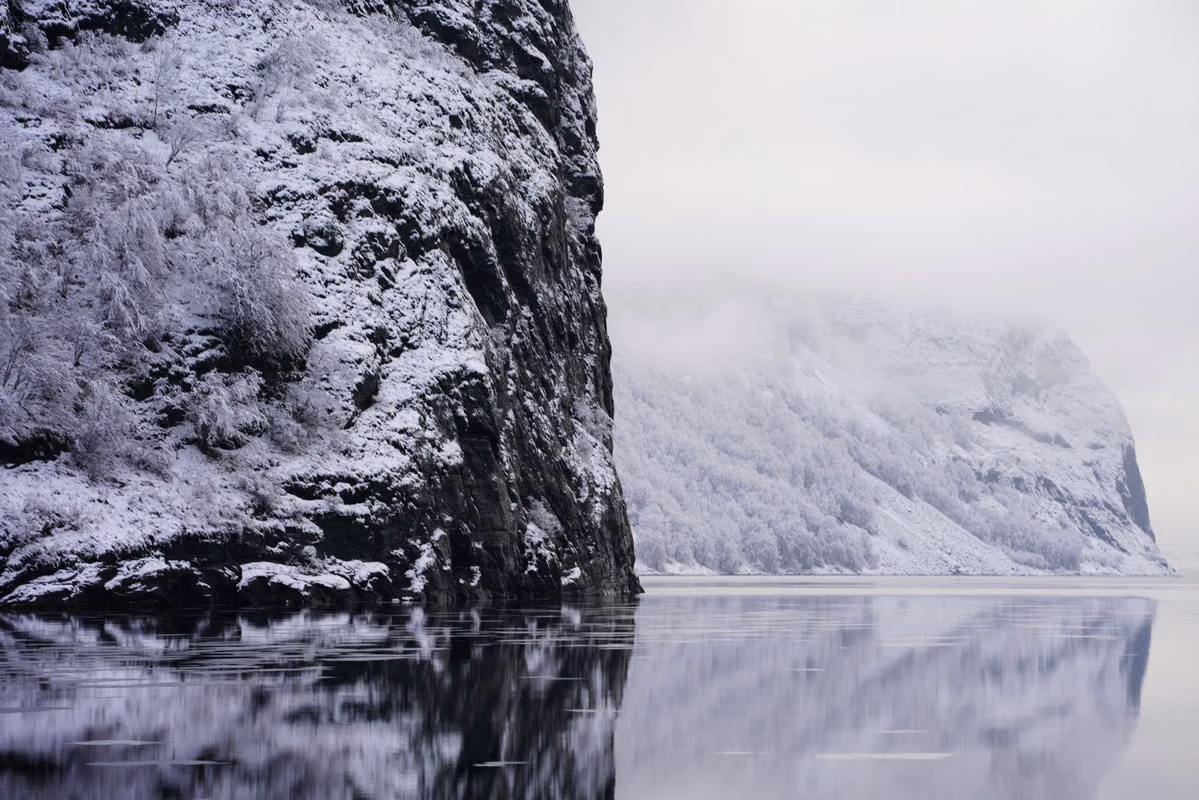 La neige, la glace et la blancheur éternelle de la Norvège