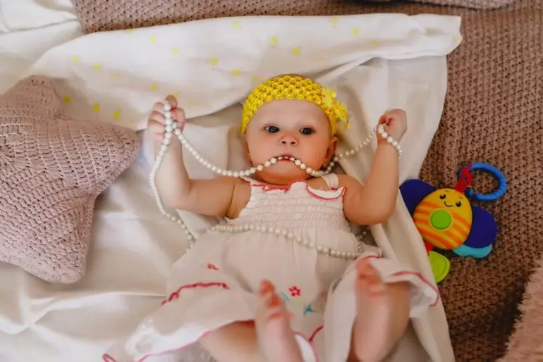 Pourquoi de plus en plus de familles choisissent un bijou sans religion pour marquer une naissance ?