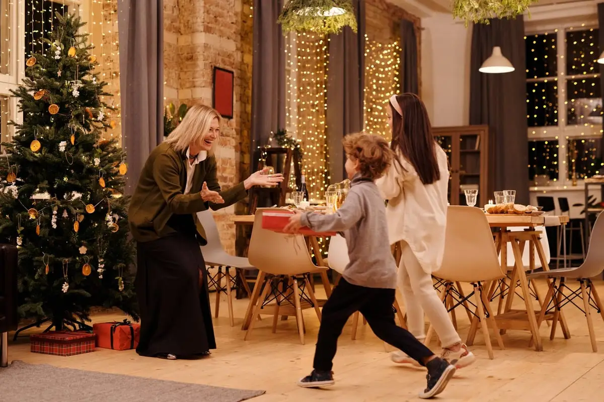 Comment habiller les enfants pour le dîner de la veille de Noël