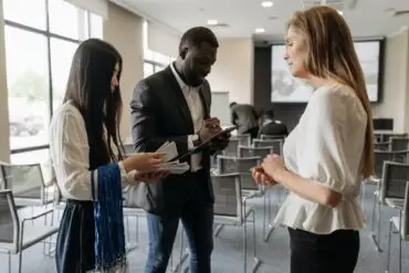 Coordonner la technique d'un congrès : l'art de gérer plusieurs salles sans faille