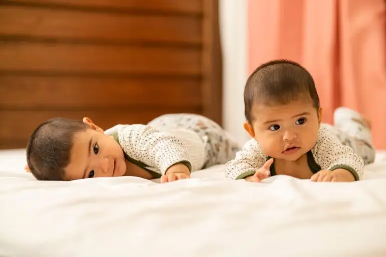 Savez-vous quand un bébé tient sa tête ?