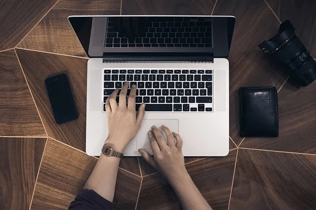 laptop, hands, gadgets, ideal blog post length
