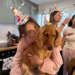Cocapoo - basile 7 Vrouw met feesthoedje en hond tijdens verjaardagsfeest op woefkesranch.