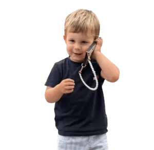 Jong kind met telefoon in hand, vrolijk en speels, op woefkesranch.